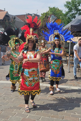 Percussie-act tijdens een straatevenement