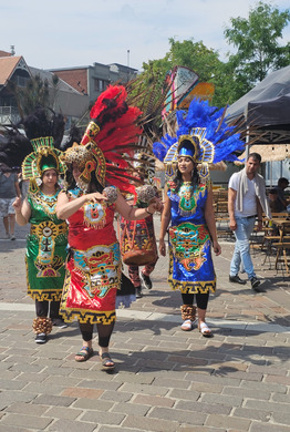 Percussie-act tijdens een straatevenement