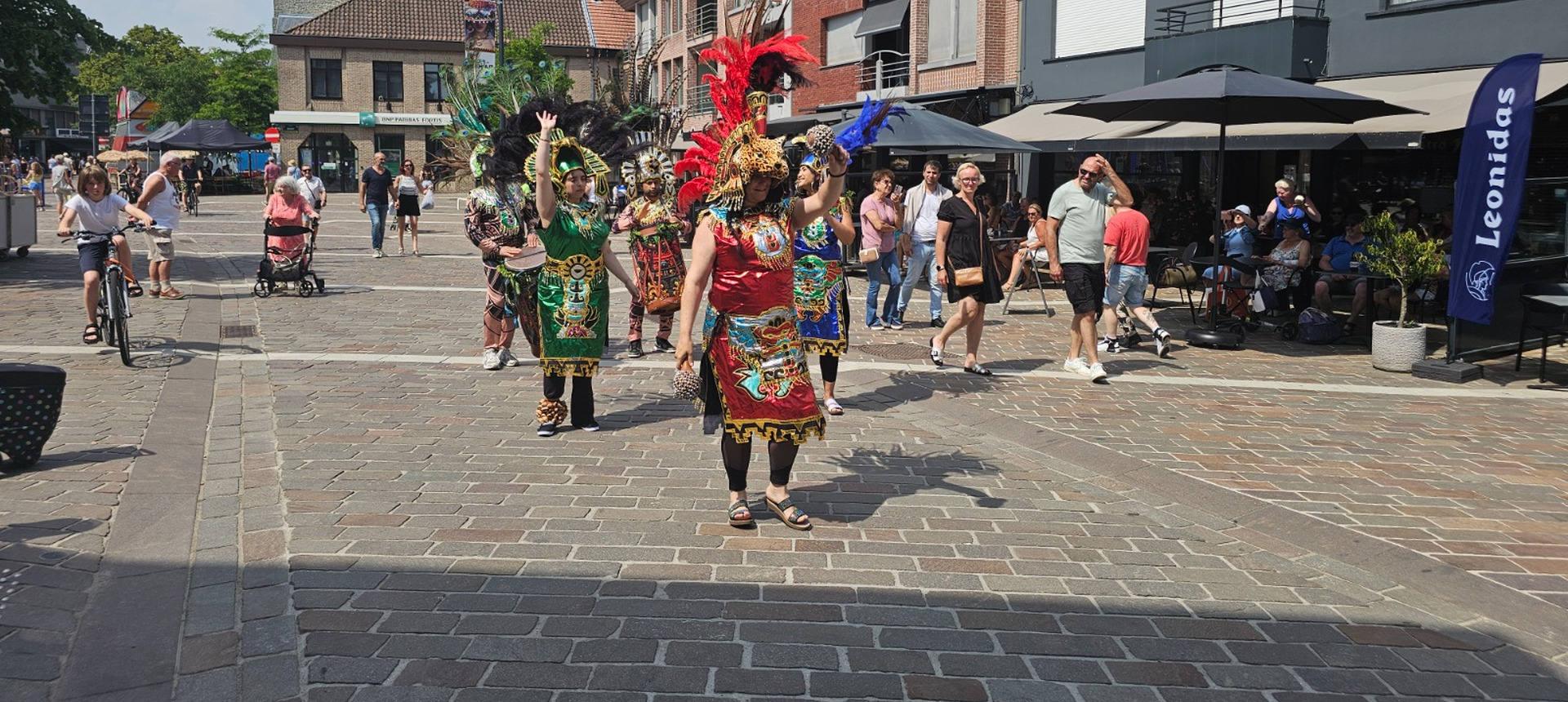 Percussie-act tijdens een straatevenement