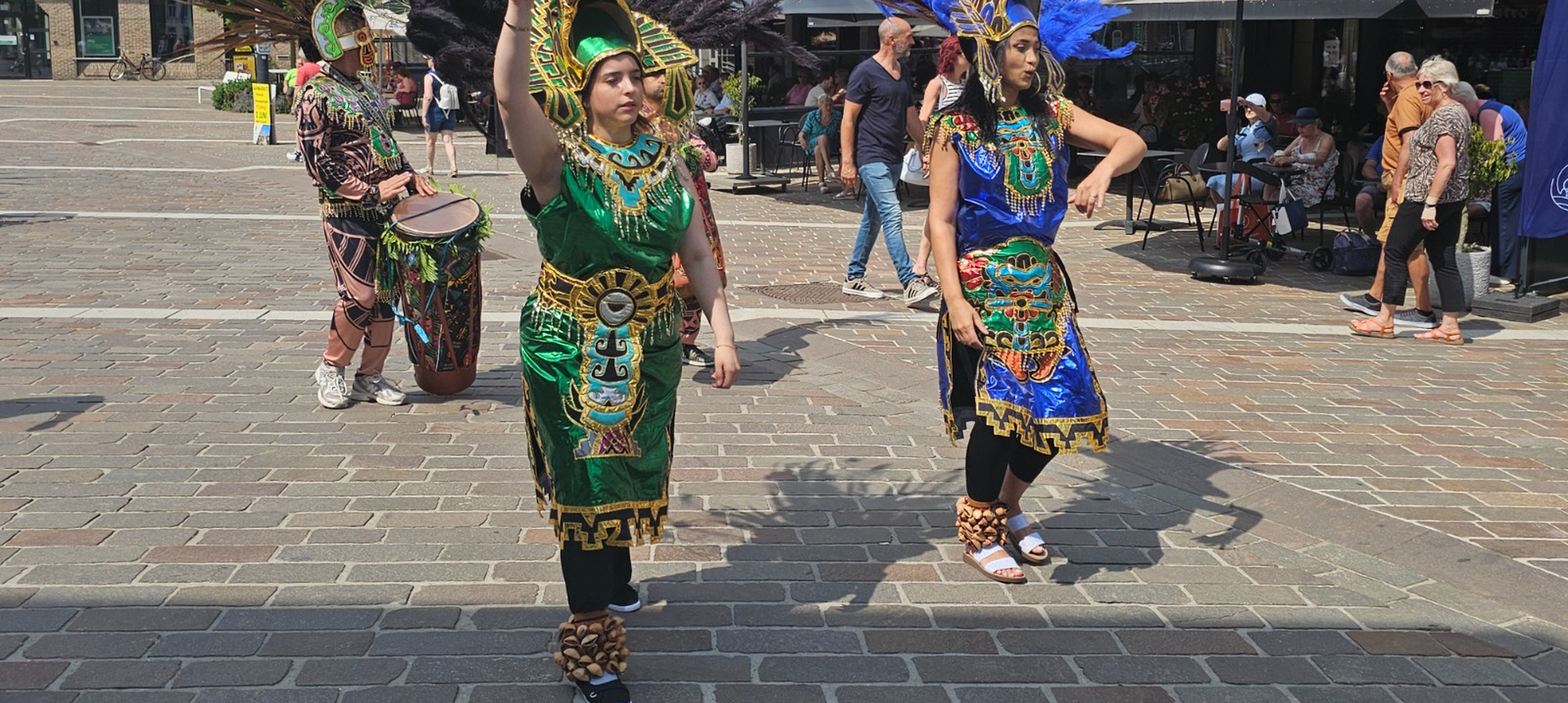 Percussie-act tijdens een straatevenement