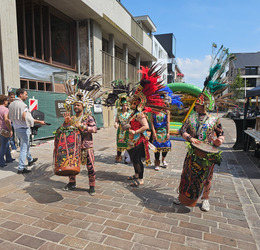 Percussie-act tijdens een evenement