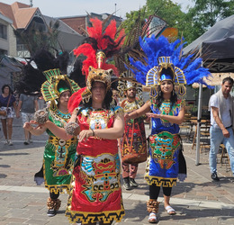 Percussie-act tijdens een straatevenement