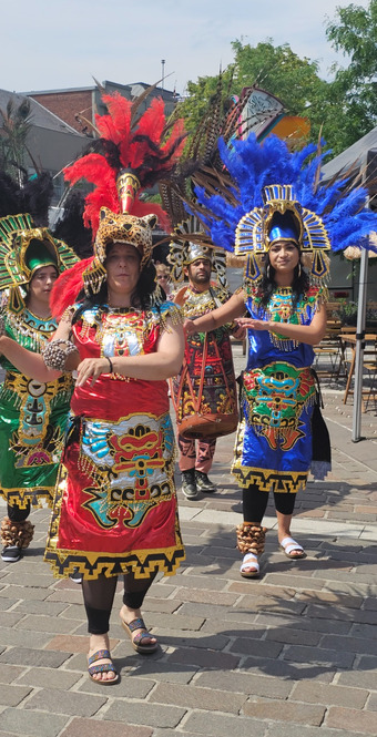 Percussie-act tijdens een straatevenement