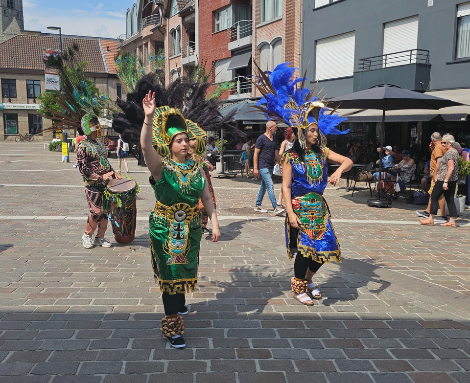 Percussie-act tijdens een straatevenement