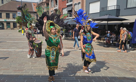 Percussie-act tijdens een straatevenement