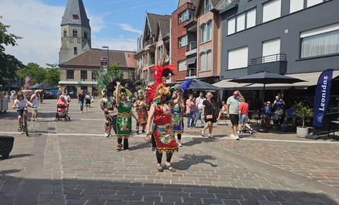 Percussie-act tijdens een straatevenement