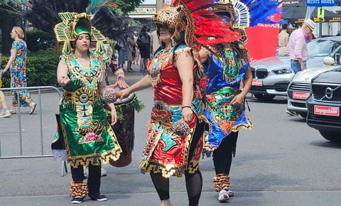 Percussie-act tijdens een straatevenement