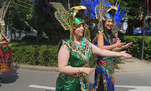 Percussie-act tijdens een straatevenement
