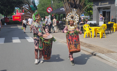 Percussie-act tijdens een straatevenement