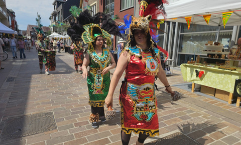 Percussie-act tijdens een straatevenement