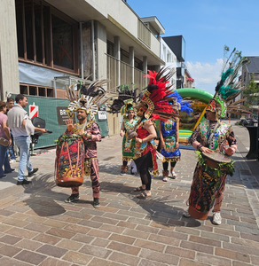 Percussie-act tijdens een evenement