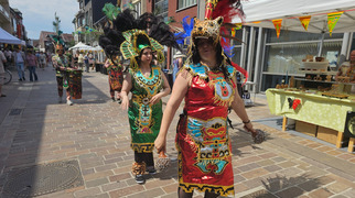Percussie-act tijdens een straatevenement