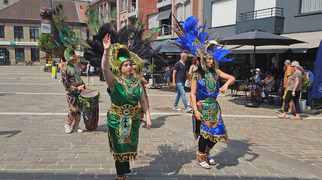 Percussie-act tijdens een straatevenement