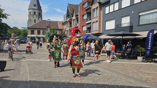 Percussie-act tijdens een straatevenement
