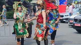Percussie-act tijdens een straatevenement