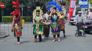 Percussie-act tijdens een straatevenement