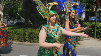 Percussie-act tijdens een straatevenement
