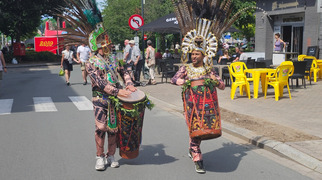 Percussie-act tijdens een straatevenement
