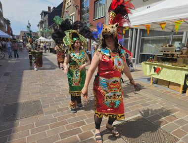 Percussie-act tijdens een straatevenement