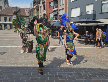 Percussie-act tijdens een straatevenement