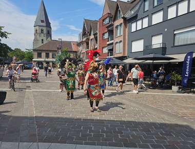 Percussie-act tijdens een straatevenement
