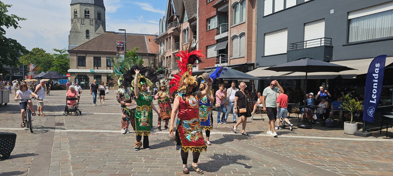 Percussie-act tijdens een straatevenement