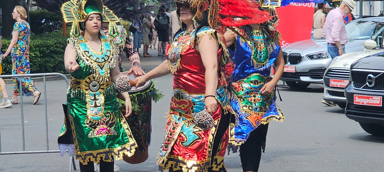 Percussie-act tijdens een straatevenement