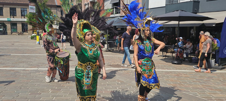 Percussie-act tijdens een straatevenement