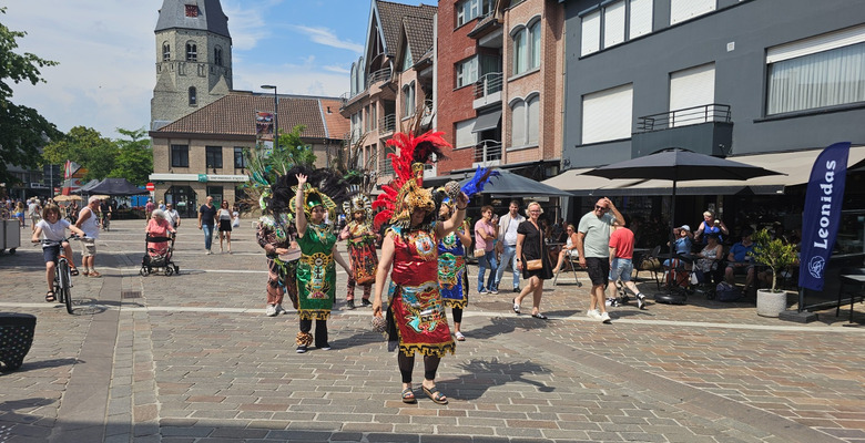Percussie-act tijdens een straatevenement